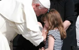 Papa Francisco se encontra com a pequena Lizzy Myers 