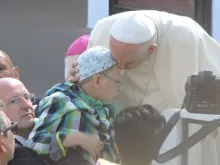 Papa Francisco beija um menino doente de câncer 