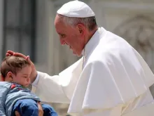 Papa Francisco abençoa um bebê 