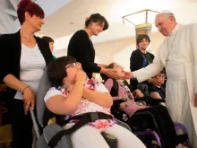 Papa Francisco com crianças doentes.