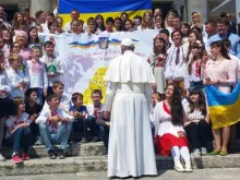 Papa saúda as crianças ucranianas.