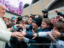 O Papa Francisco cumprimenta as crianças na visita à paróquia de Roma ontem pela tarde