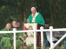 O Papa Francisco lendo a homilia da Missa que presidiu esta manhã na Praça da Revolução.