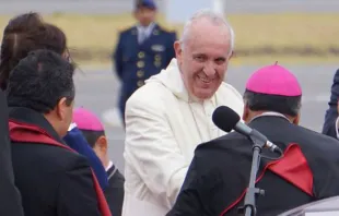 Papa Francisco saúda Bispos quando chega em Quito (Equador), no dia 5 de julho.