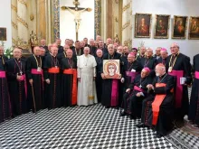 Papa Francisco com os bispos durante o encontro na Catedral de Santiago