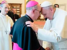  O Papa Francisco cumprimenta um Bispo da Líbia. Foto L'Osservatore Romano