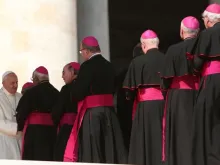 O Papa Francisco saúda um grupo de bispos