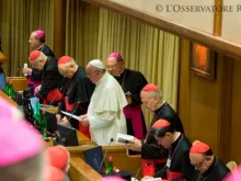 O Papa Francisco na sala do Sínodo com alguns bispos