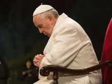 Papa Francisco durante alguns instantes de oração.