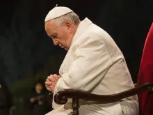 Papa Francisco rezando - Crédito: L'Osservatore Romano