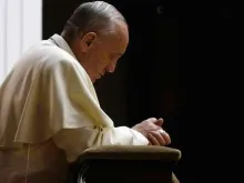Papa Francisco em oração. Crédito: Vatican Media