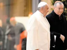Cardeal Parolin conversa com o Papa Francisco.