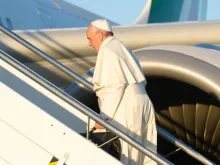 Papa Francisco embarca no avião da Alitalia.
