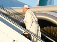 Papa Francisco entra no avião papal.