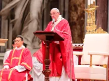 Papa Francisco pronuncia a homilia em Pentecostes.