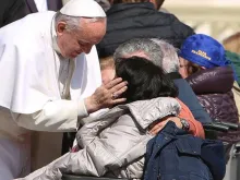 Papa Francisco saúda e abençoa um grupo de pessoas pobres no Vaticano