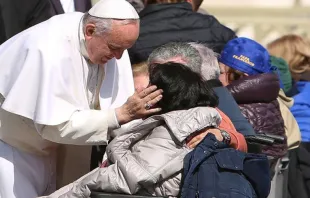 Papa Francisco saúda e abençoa um grupo de pessoas pobres no Vaticano