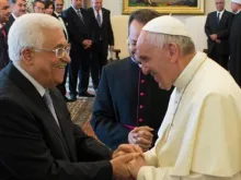 Mahmoud Abbas recebido pelo Papa Francisco no Vaticano. Foto L'Osservatore Romano