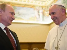 Vladimir Putin e o Papa Francisco. Foto ©POOL
