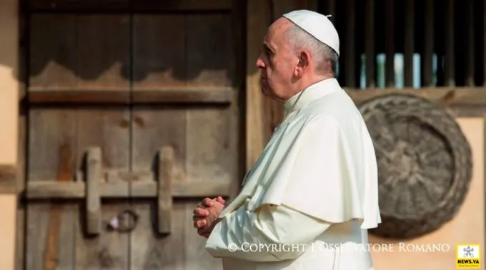 FranciscoRezando_LOsservatoreRomano.jpg ?? 