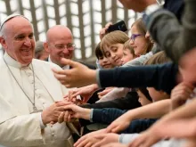 Papa cumprimenta crianças e jovens na Sala Paulo VI.