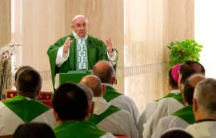 Papa Francisco celebrando Missa na capela da Casa Santa Marta. Foto L'Osservatore Romano