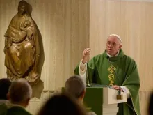 Papa Francisco pronuncia a homilia durante a Missa 