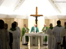 Papa Francisco na capela da Casa Santa Marta.