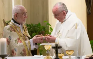 O papa Francisco e o patriarca Gregório Pedro XX concelebraram uma missa em Santa Marta, em 2015.