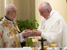 O papa Francisco e o patriarca Gregório Pedro XX concelebraram uma missa em Santa Marta, em 2015.