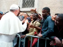 Papa Francisco cumprimenta migrantes e refugiados no Vaticano.