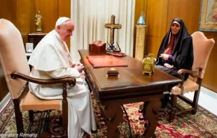 Papa Francisco com a vice-presidente do Irã, Shahindokht Molaverdi 