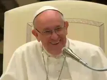 Papa Francisco brinca na audiência com a Comunidade Shalom no Vaticano. Imagem Captura Youtube