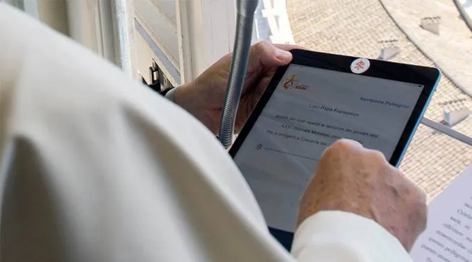 FranciscoTabletJMJCracovia_LOR_26072015.jpg ?? 