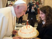 Papa Francisco recebe uma torta de aniversário 