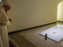 Papa Francisco rezando nas Grutas Vaticanas.