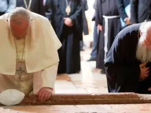 O Papa Francisco reza em Jerusalém com o Patriarca Ecumênico Bartolomeu.