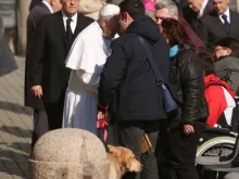 Papa Francisco com um deficiente visual e cão guia 