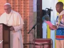 Francisco escuta a saudação de um jovem centro-africano.