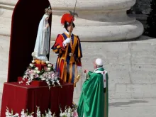 O Papa Francisco venera a imagem peregrina da Virgem de Fátima em 2013. Foto ACI Prensa