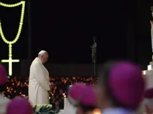 Papa Francisco reza em silêncio diante de Nossa Senhora de Fátima.