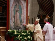 Papa Francisco diante da Virgem do Guadalupe 