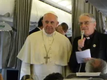 Papa Francisco no vôo de Sarajevo a Roma.
