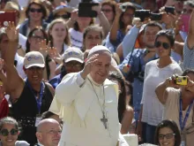 O Santo Padre saúda os peregrinos reunidos na Praça de São Pedro 