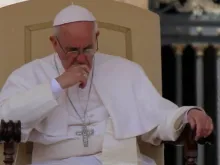 Papa Francisco reza por vítimas de guerra.