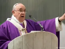 O Papa Francisco na Missa em uma paróquia romana neste domingo. Foto L'Osservatore Romano
