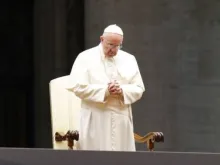 Papa Francisco rezou pelas vítimas do terremoto.