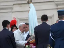Papa Francisco diante da imagem de Nossa Senhora.