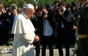 Papa reza em silencia no Memorial do genocídio armênio. Captura Youtube