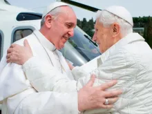 Papa Francisco e o Bispo Emérito de Roma, Bento XVI